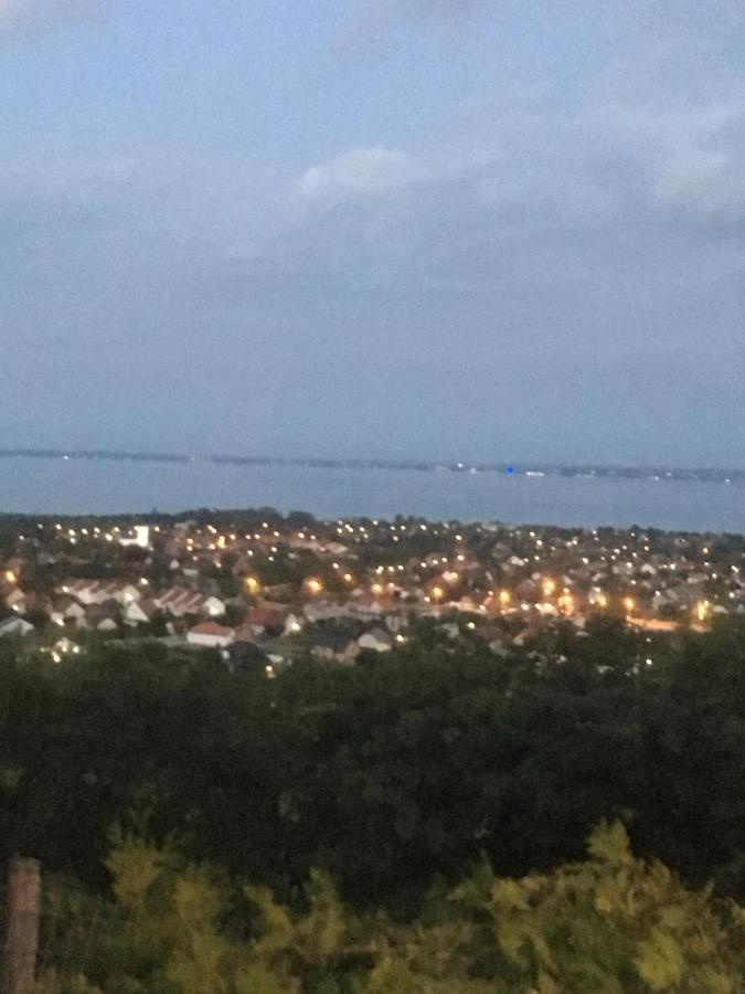 Erdei Hazak Hotel Csopak Bagian luar foto