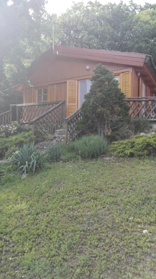 Erdei Hazak Hotel Csopak Bagian luar foto